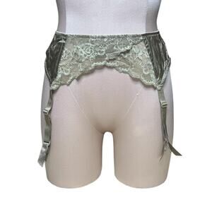 Vintage 2010s Victoria’s Secret garter belt!!
